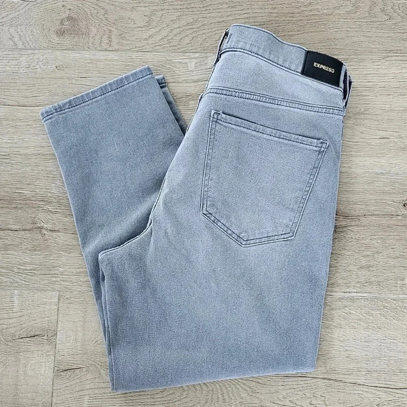 Express Mom Jean Super High Rise in gray - Picture 9 of 9